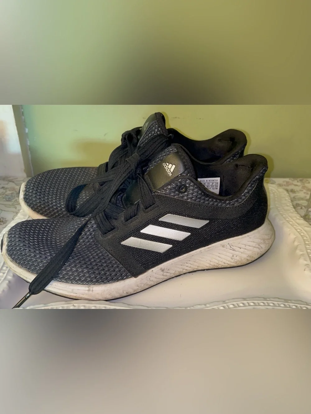 Adidas Women's Edge Lux 3 sneakers in Core Black Size 8.5